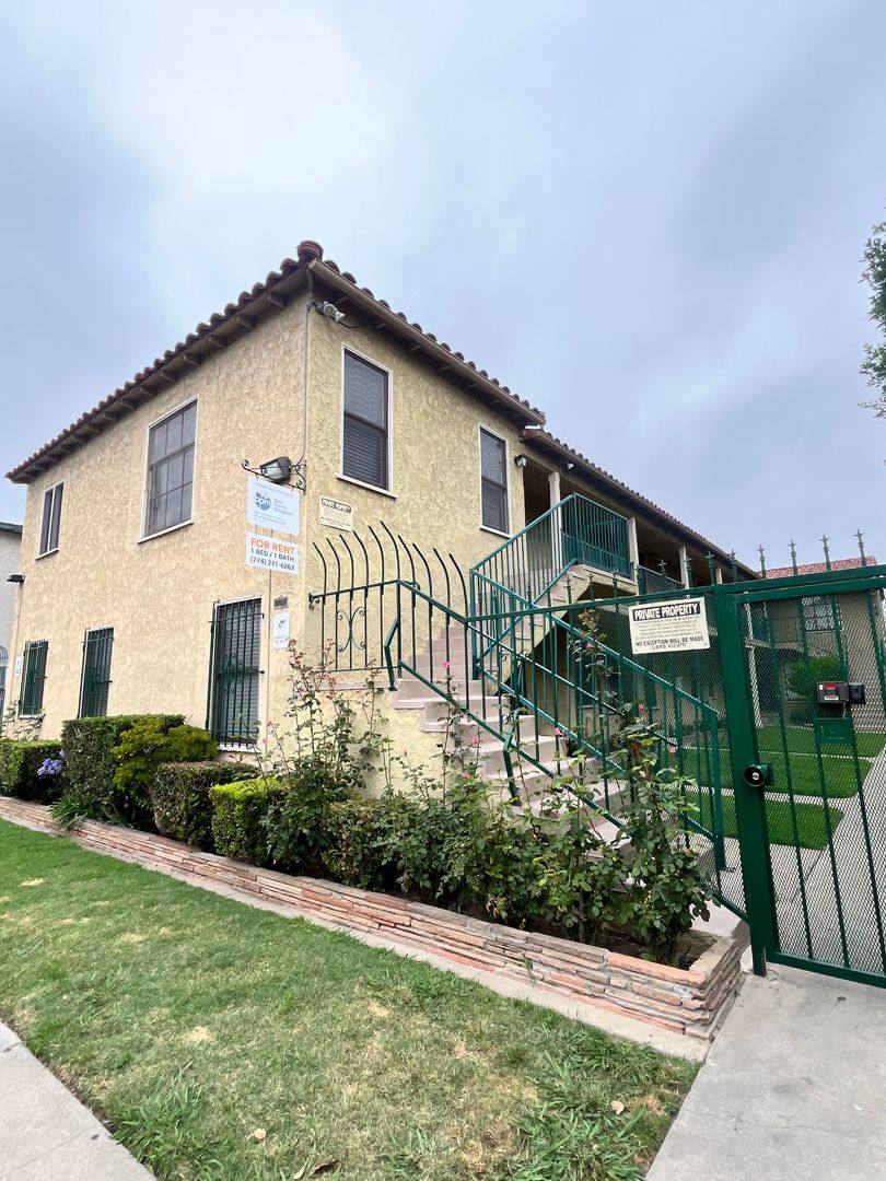 Apartment for rent at 1960 Chestnut Ave, Long Beach, CA 90806
