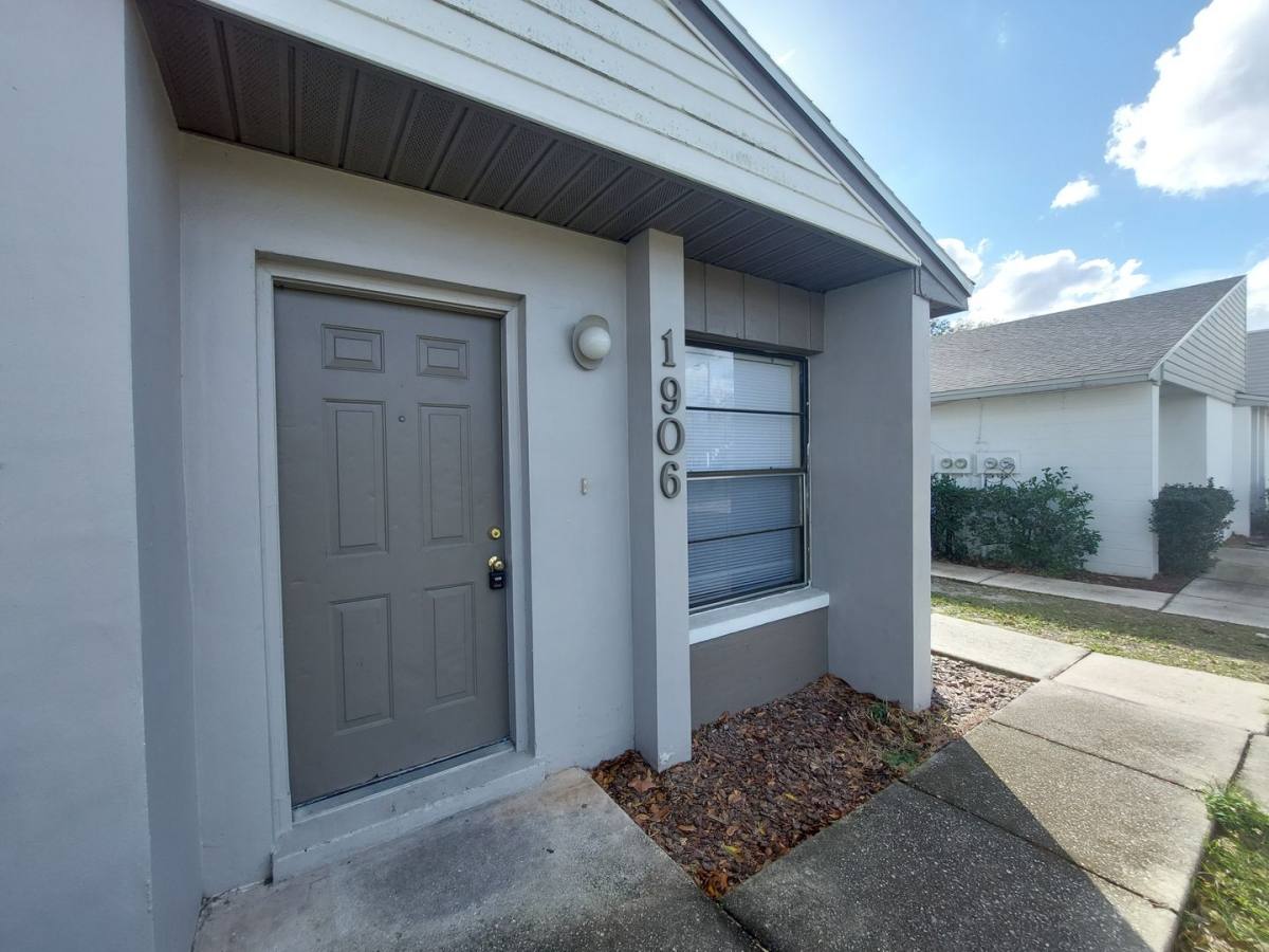 Apartment for rent at 1906 Crystal Grove Dr, Lakeland, FL 33801