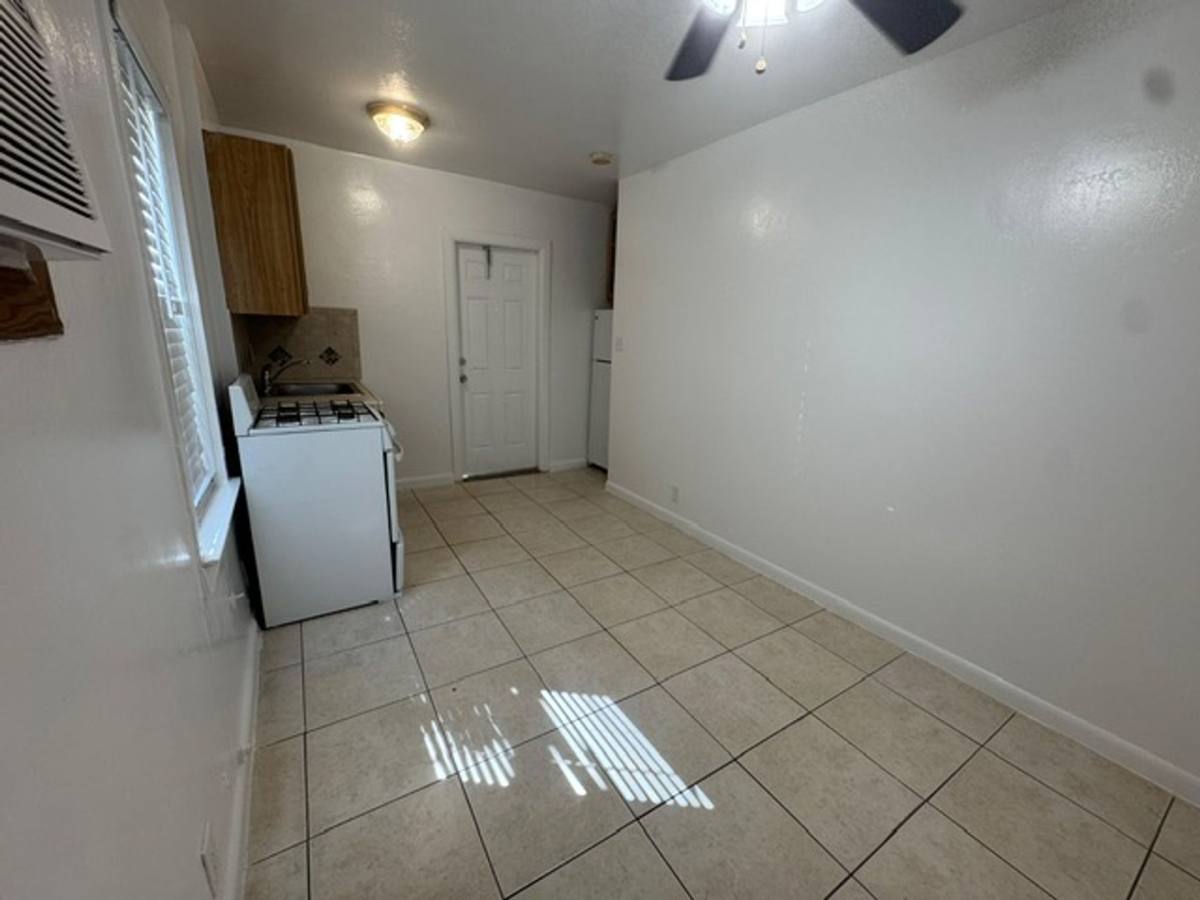 Apartment for rent at 1822 Dixianna St, Hollywood, FL 33020