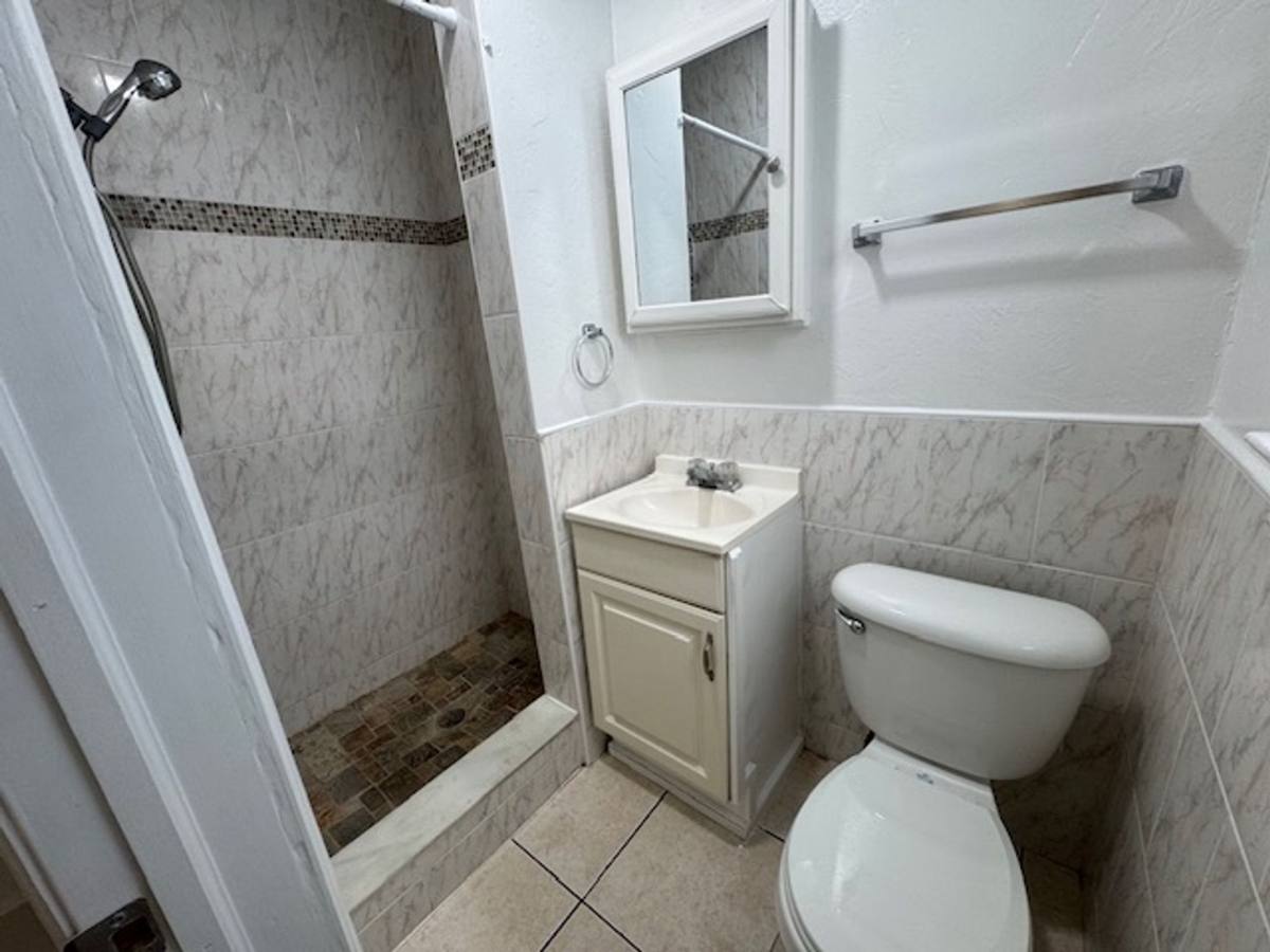 Apartment for rent at 1822 Dixianna St, Hollywood, FL 33020