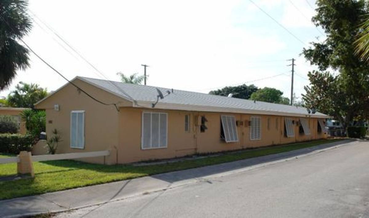 Apartment for rent at 1822 Dixianna St, Hollywood, FL 33020