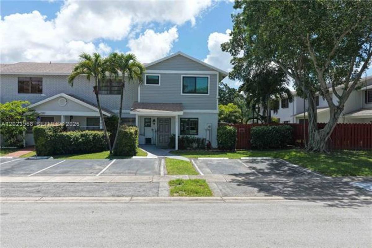Townhouse for rent at 201 NW 106th Terrace, Hollywood, FL 33026