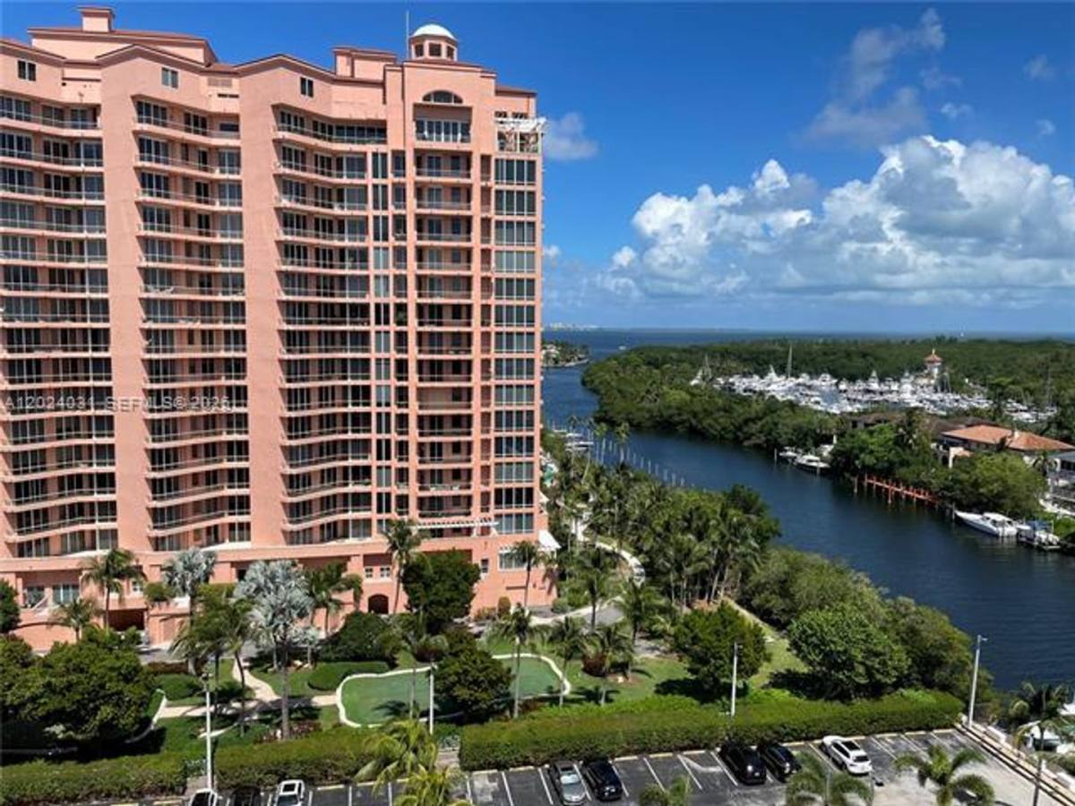 Apartment for rent at 90 Edgewater Dr, Miami, FL 33133