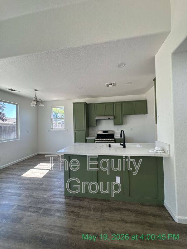 House for rent at 2020 Golden Way, Dinuba, CA 93618