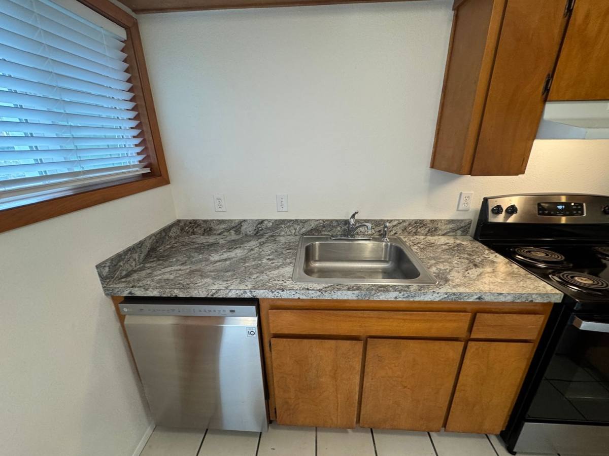 Apartment for rent at 928 SW 11th St, Newport, OR 97365