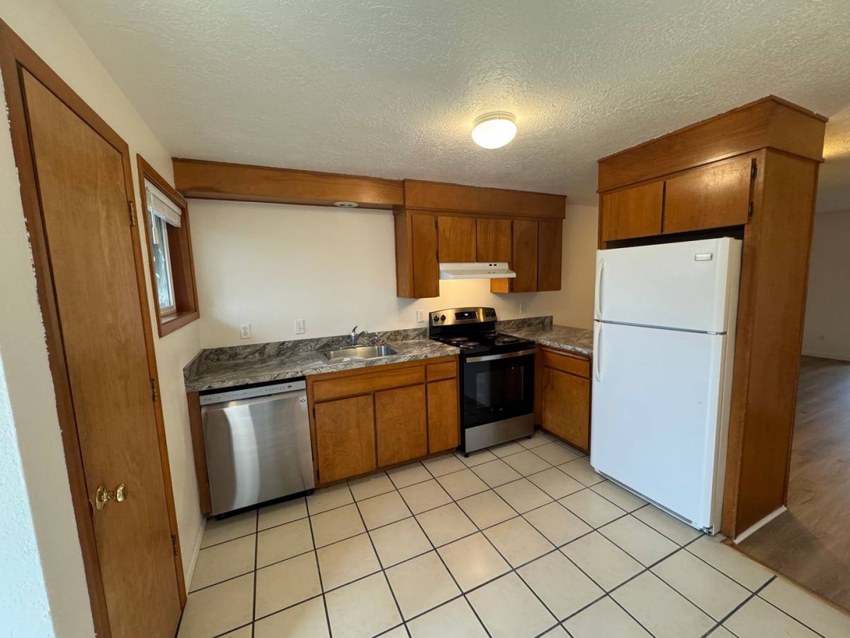 Apartment for rent at 928 SW 11th St, Newport, OR 97365