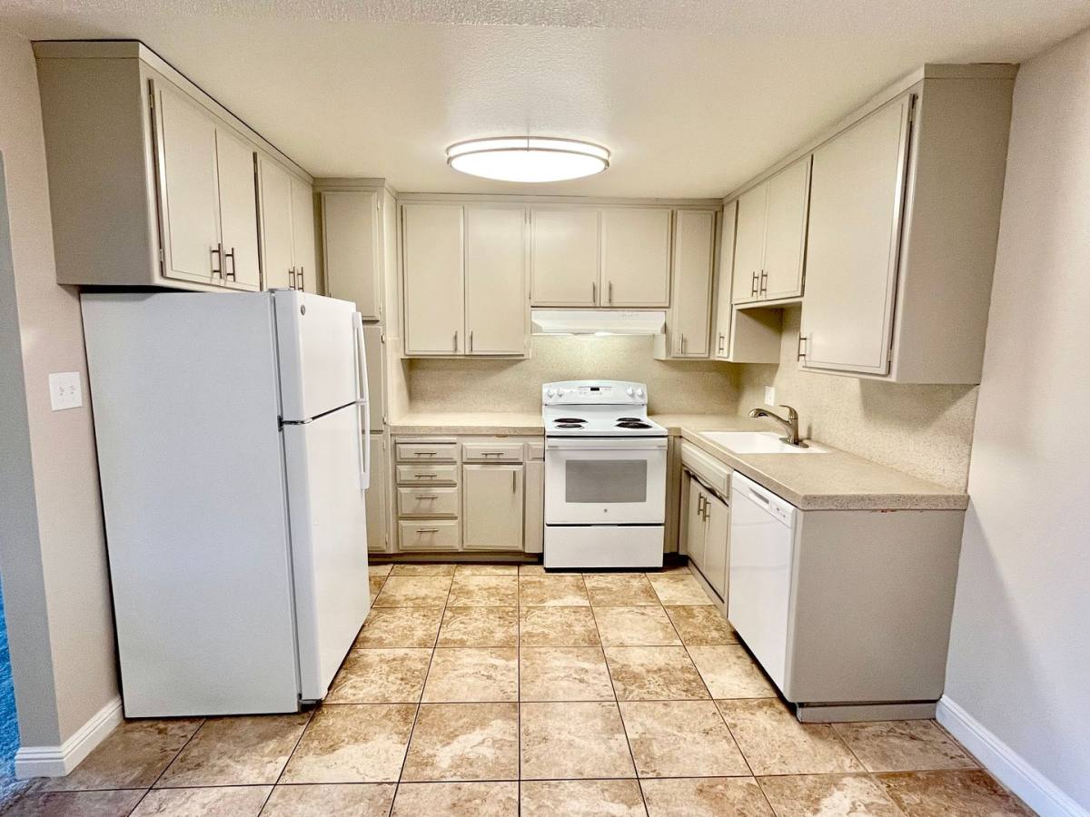 Apartment for rent at 5981 Lake Crest Way, Sacramento, CA 95822