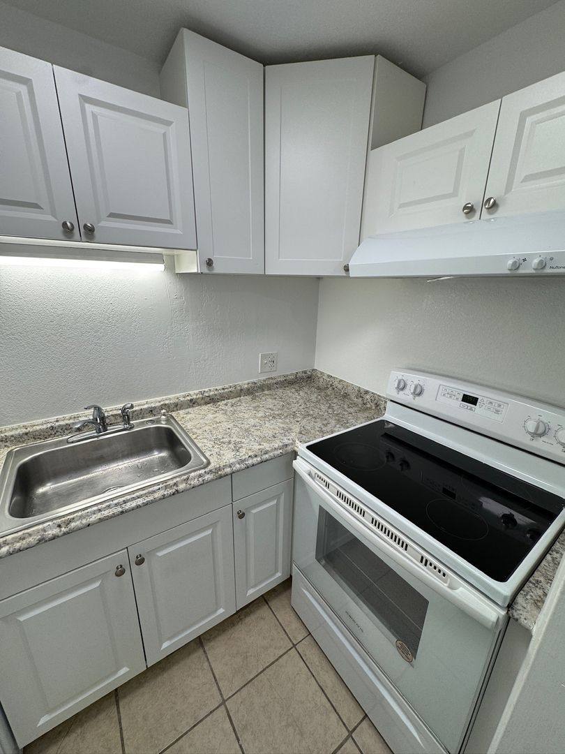 Apartment for rent at 1727-4 NE 2nd St, Ocala, FL 34470