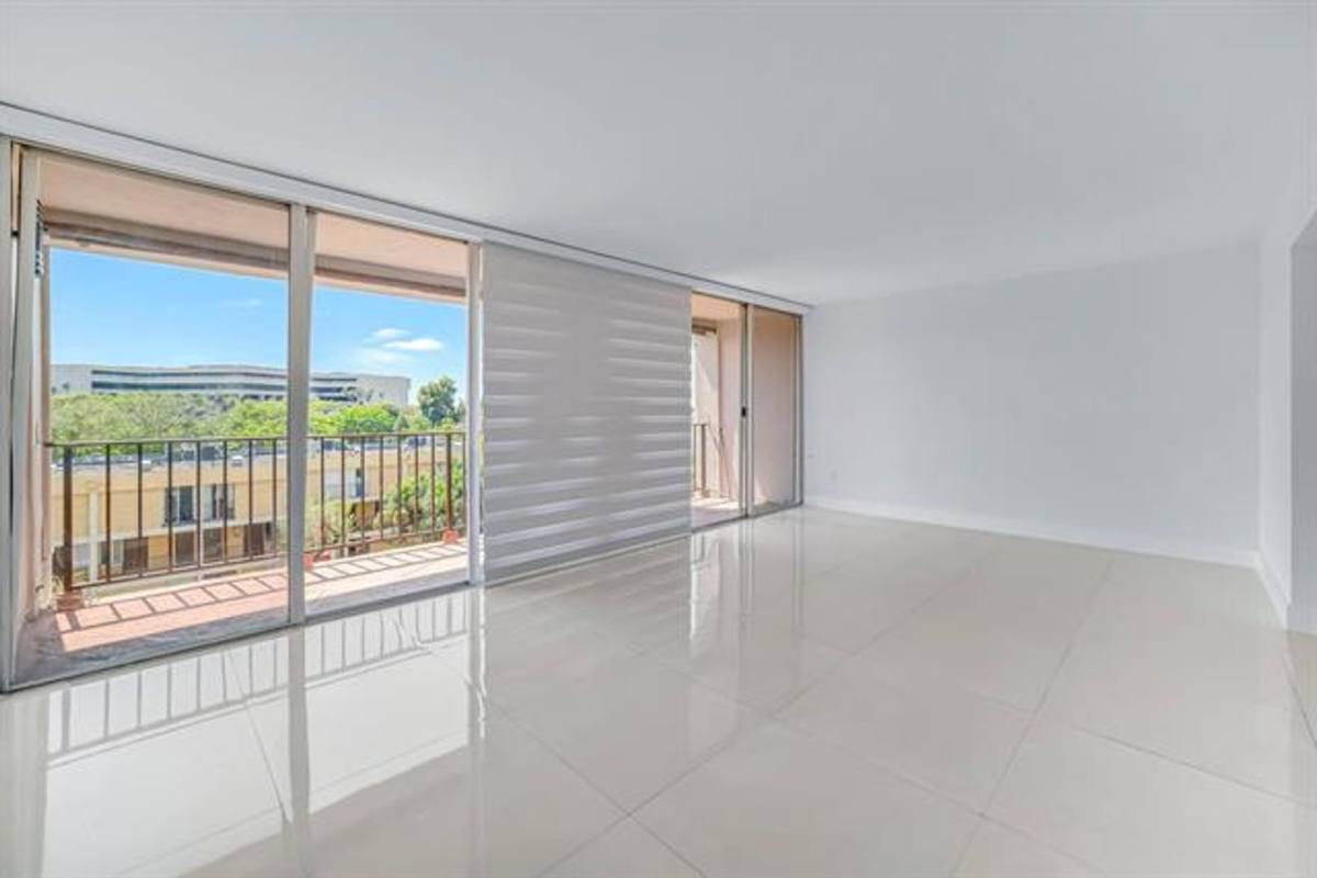 Condo for rent at 9240 Fontainebleau Blvd, Miami, FL 33172