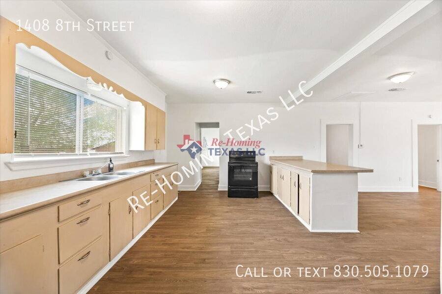 House for rent at 1408 8th St, Floresville, TX 78114