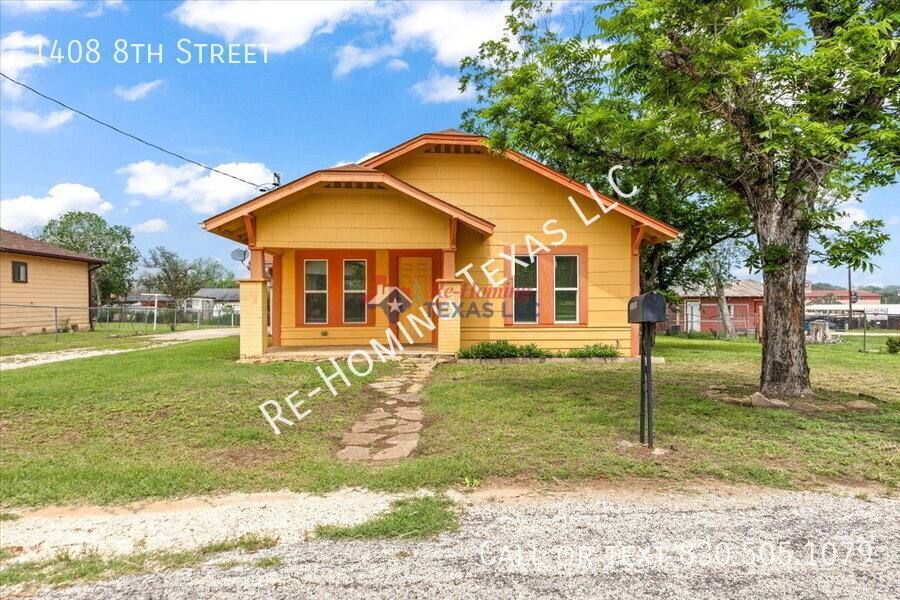 House for rent at 1408 8th St, Floresville, TX 78114