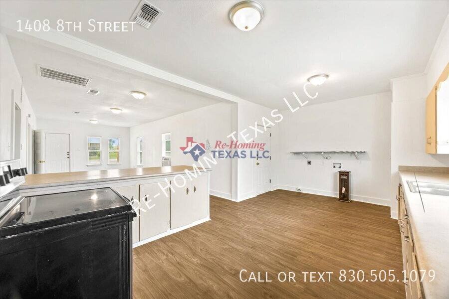 House for rent at 1408 8th St, Floresville, TX 78114