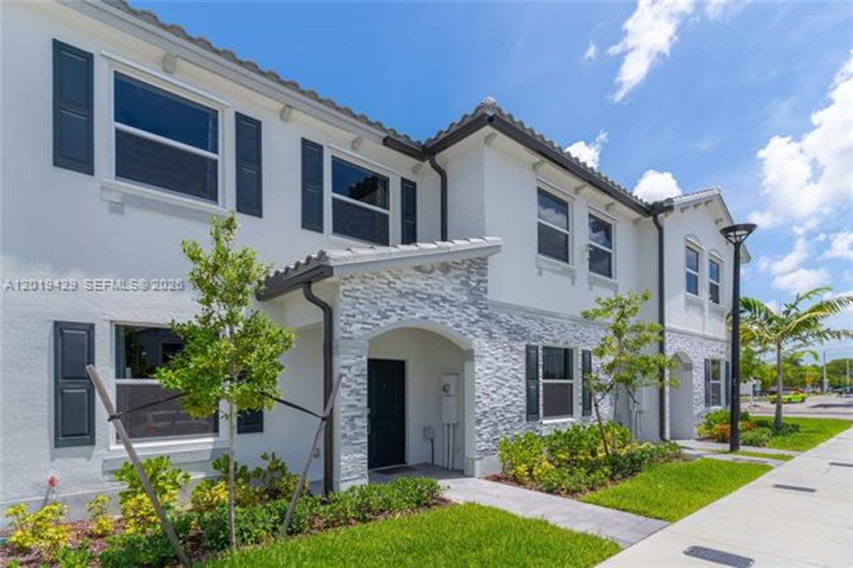 Townhouse for rent at 1168 SE 1st St, Homestead, FL 33034