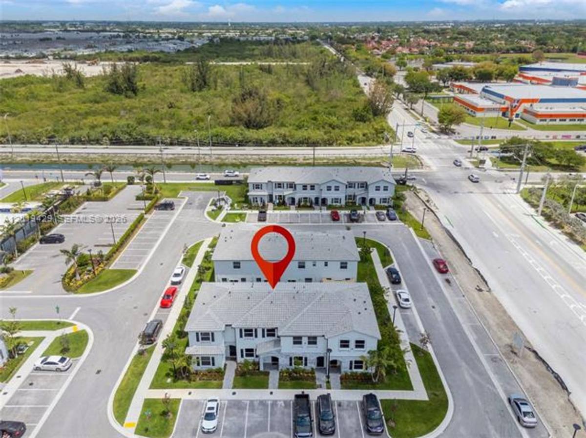 Townhouse for rent at 1168 SE 1st St, Homestead, FL 33034