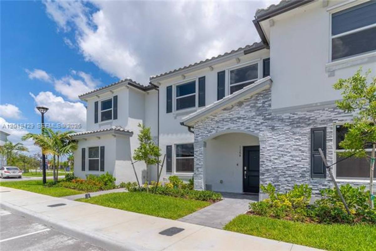 Townhouse for rent at 1168 SE 1st St, Homestead, FL 33034