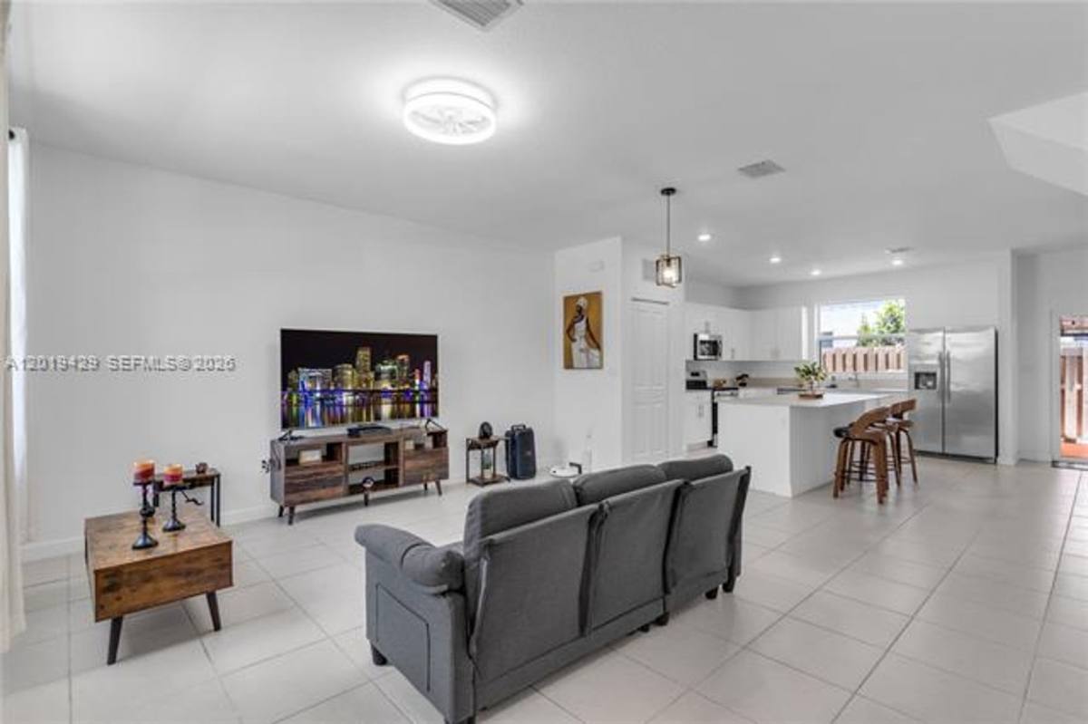 Townhouse for rent at 1168 SE 1st St, Homestead, FL 33034