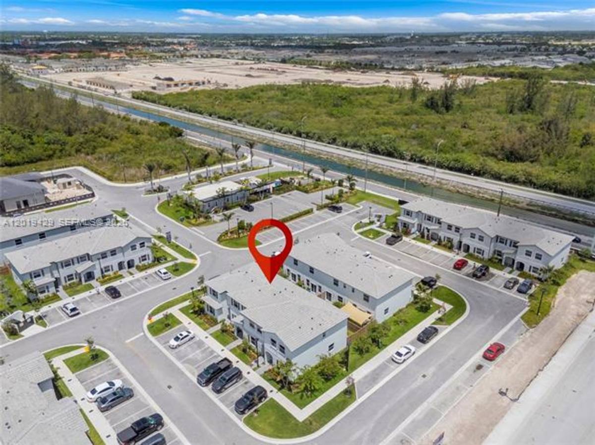 Townhouse for rent at 1168 SE 1st St, Homestead, FL 33034