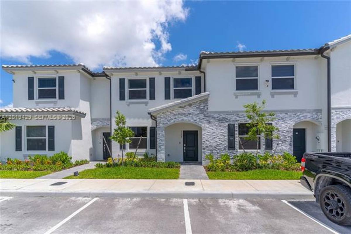 Townhouse for rent at 1168 SE 1st St, Homestead, FL 33034
