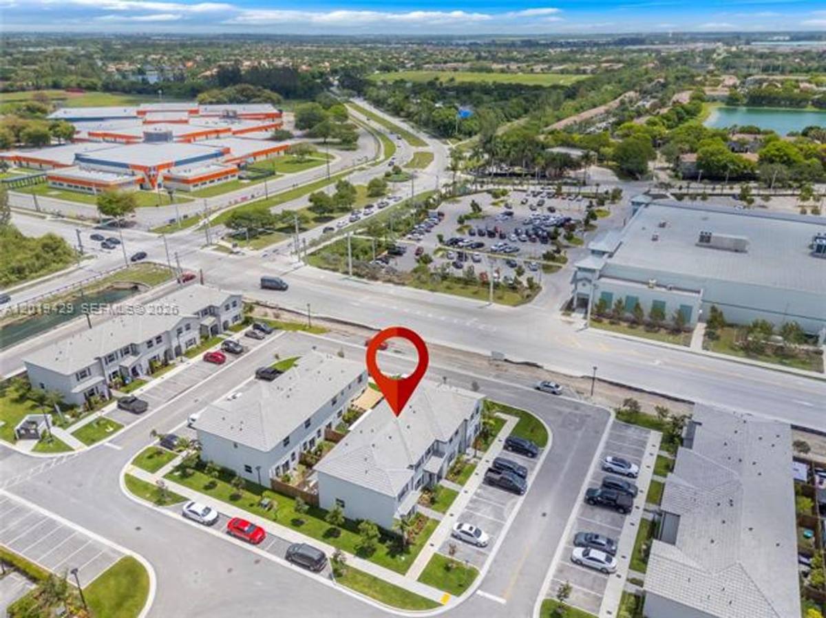 Townhouse for rent at 1168 SE 1st St, Homestead, FL 33034