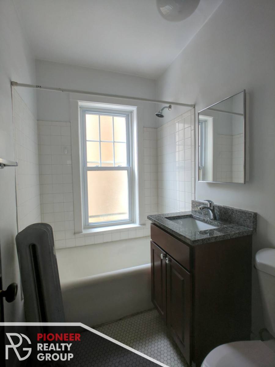 Apartment for rent at 2100 W Ainslie, Chicago, IL 60625
