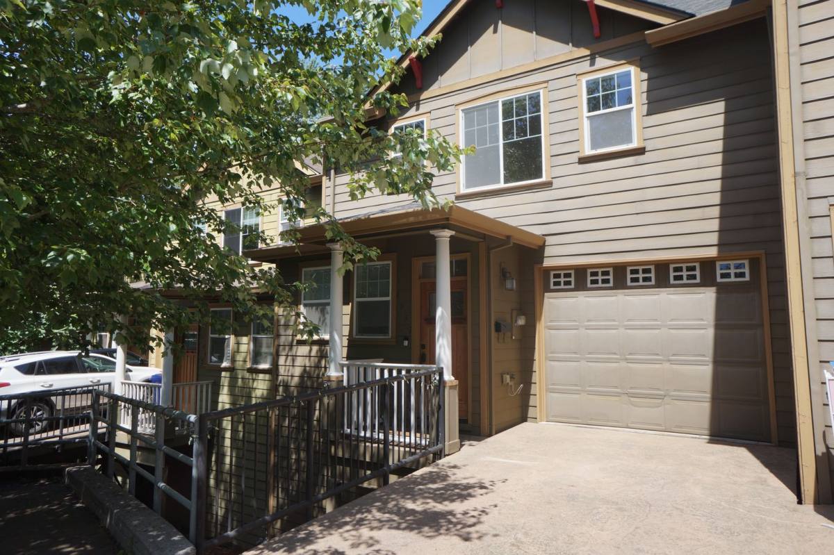 Townhouse for rent at 4932 SW Slavin Rd, Portland, OR 97239