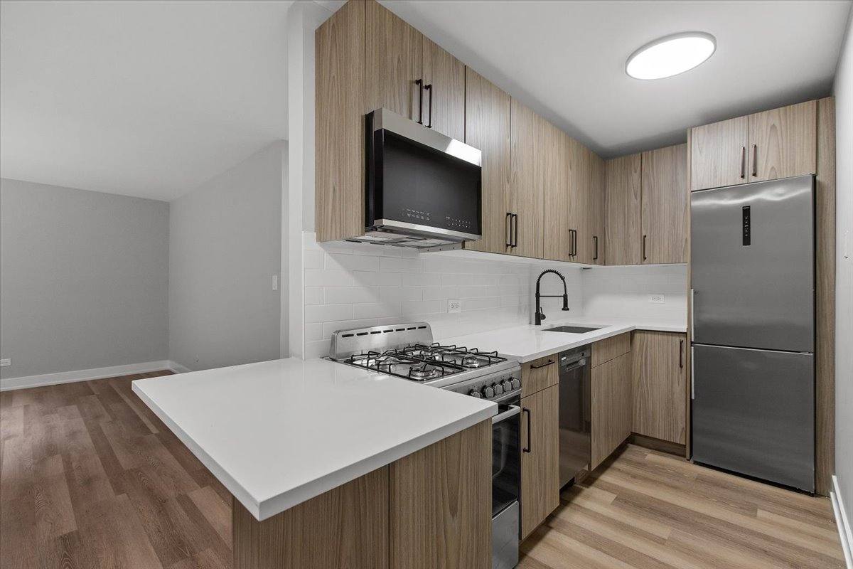 Apartment for rent at 541 W Oakdale Ave #221, Chicago, IL 60657