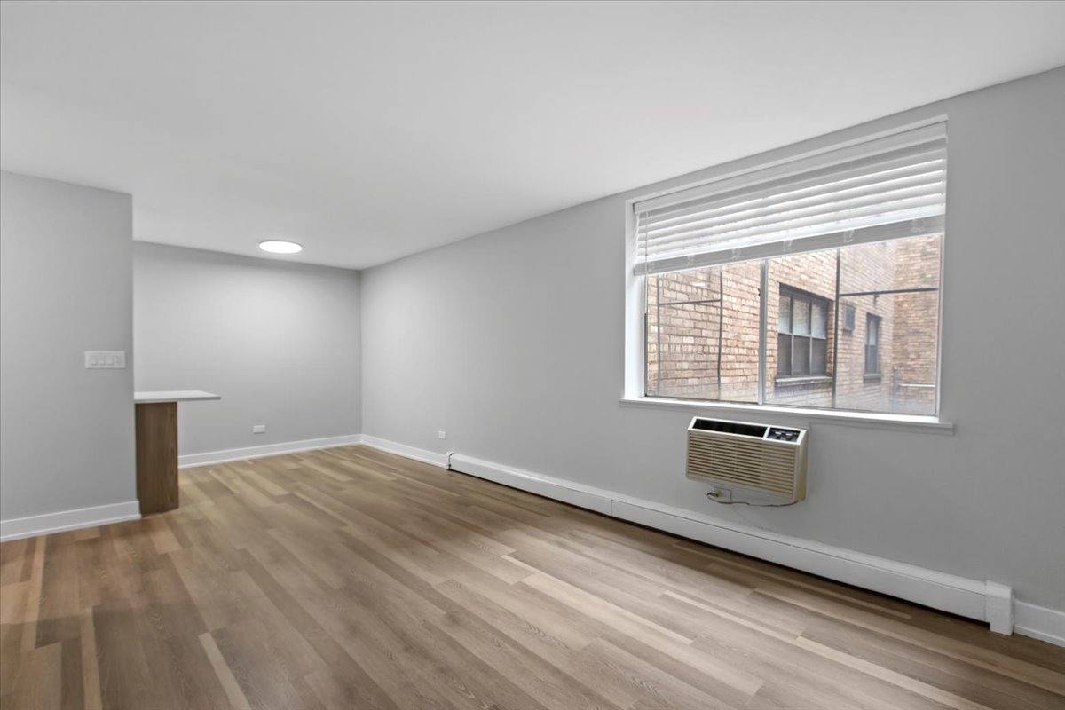 Apartment for rent at 541 W Oakdale Ave #221, Chicago, IL 60657