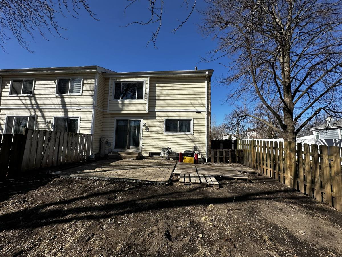 Townhouse for rent at 2199 London Dr, Glendale Heights, IL 60139