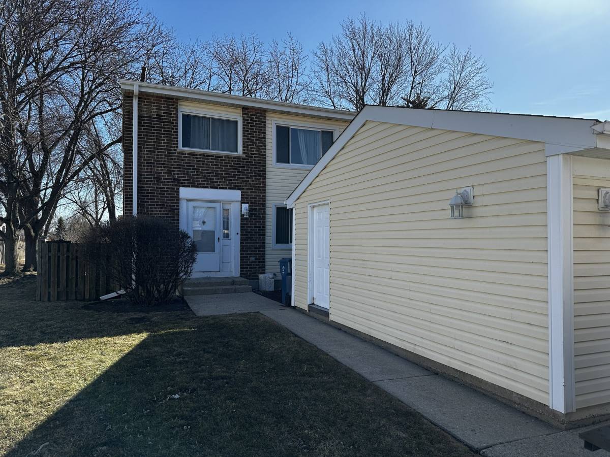 Townhouse for rent at 2199 London Dr, Glendale Heights, IL 60139