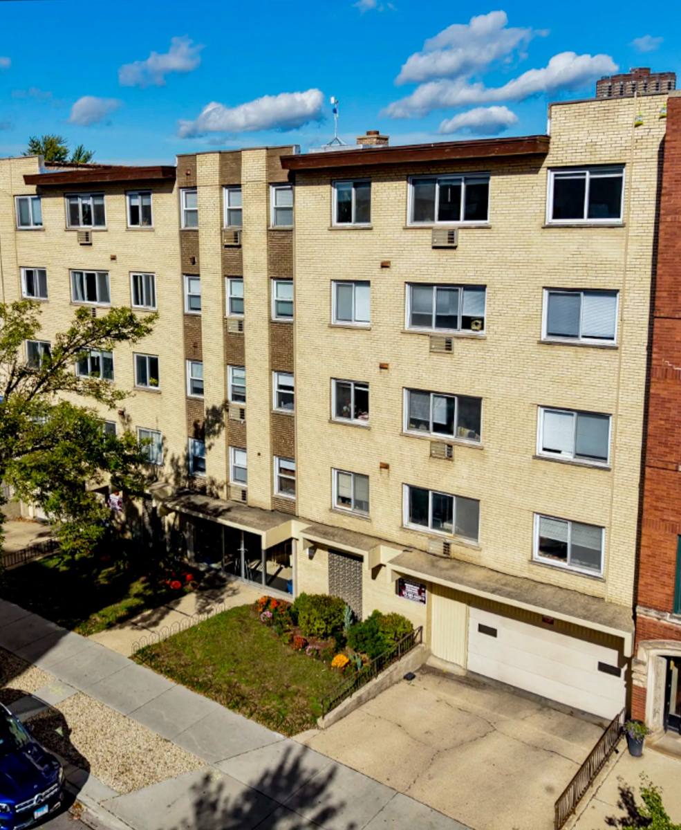 Apartment for rent at 520 Aldine #3, Chicago, IL 60657