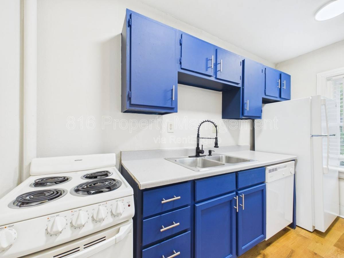 Apartment for rent at 3723 Wyoming St #4, Kansas City, MO 64111