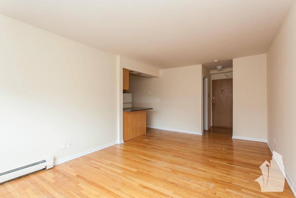 Apartment for rent at 530 W Aldine Ave, Chicago, IL 60657
