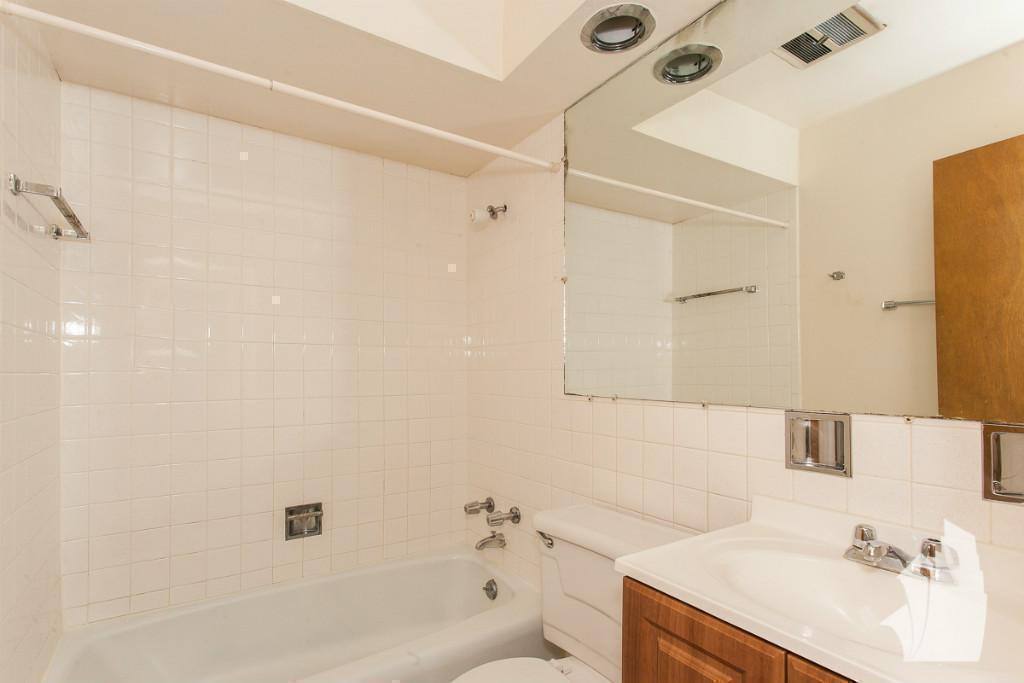 Apartment for rent at 530 W Aldine Ave, Chicago, IL 60657