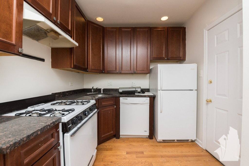 Apartment for rent at 1249 W Henderson St, Chicago, IL 60657