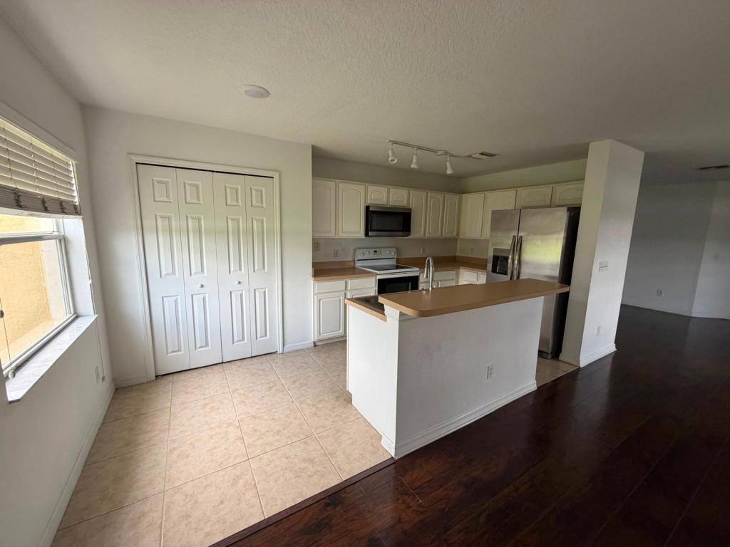 Townhouse for rent at 616 Cresting Oak Circle, Orlando, FL 32824