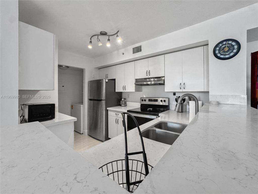 Apartment for rent at 2123 Renaissance Blvd, Hollywood, FL 33025