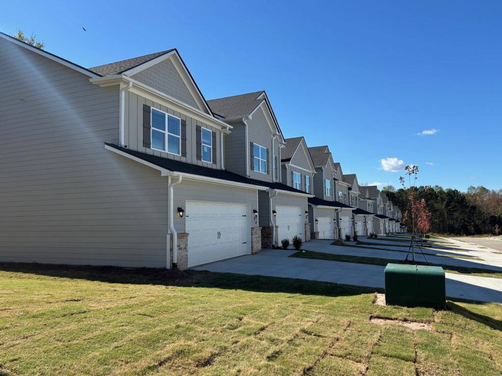 Townhouse for rent at 200-B Harvest Ridge Lane, Cornelia, GA 30531