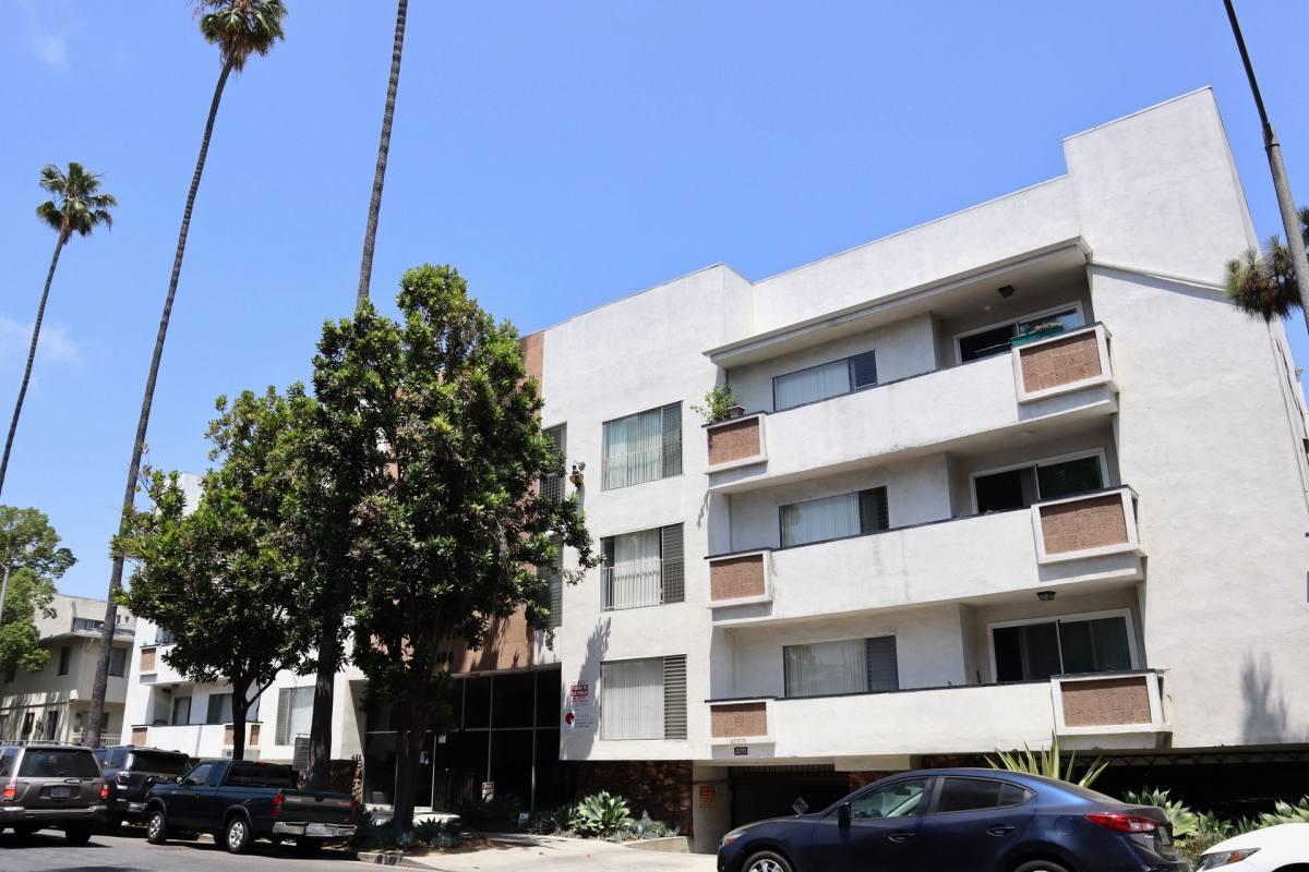 Apartment for rent at 334 S Gramercy Place, Los Angeles, CA 90020