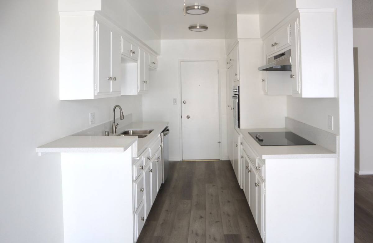 Apartment for rent at 334 S Gramercy Place, Los Angeles, CA 90020