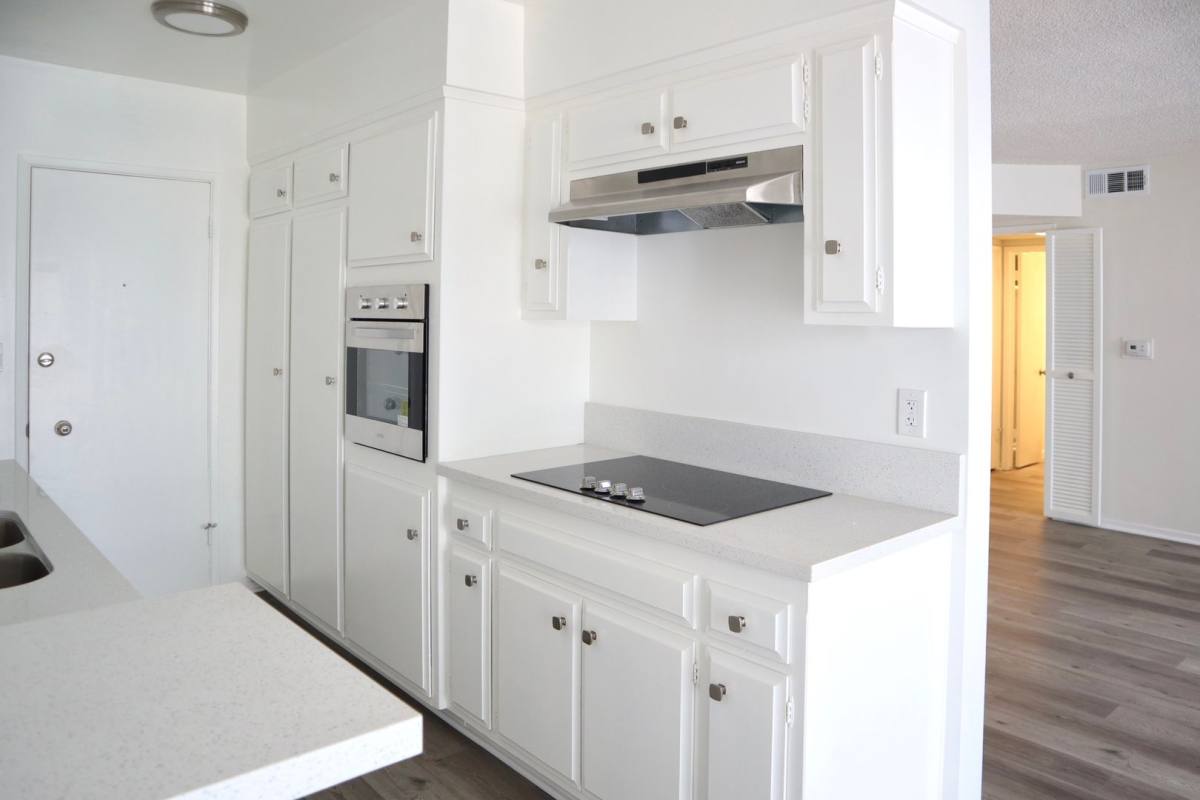 Apartment for rent at 334 S Gramercy Place, Los Angeles, CA 90020