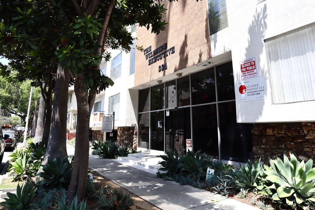Apartment for rent at 334 S Gramercy Place, Los Angeles, CA 90020