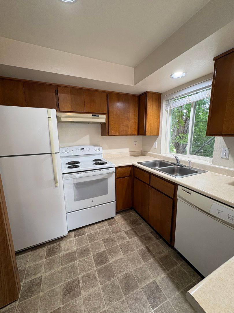 Apartment for rent at 2050 Campus Dr, Medford, OR 97504