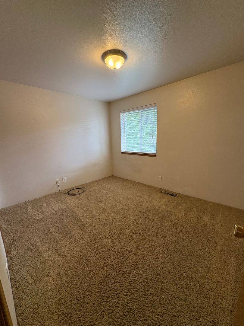 Apartment for rent at 2050 Campus Dr, Medford, OR 97504