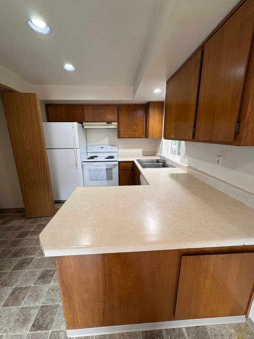 Apartment for rent at 2050 Campus Dr, Medford, OR 97504