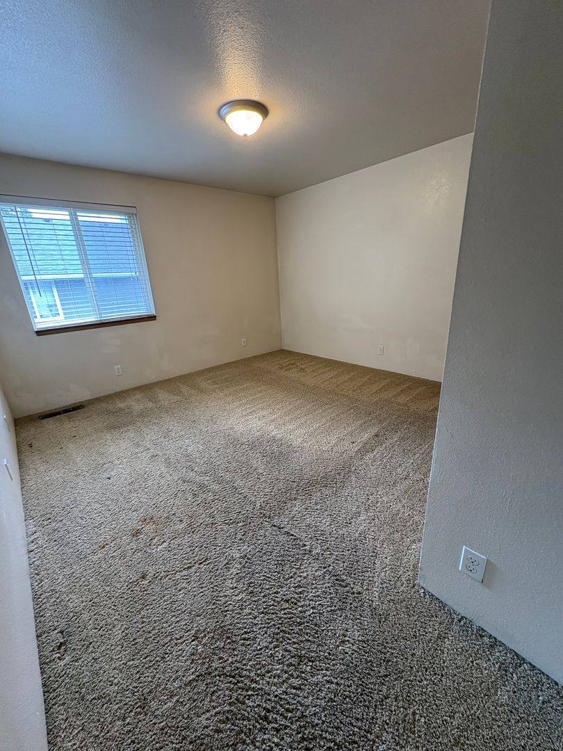 Apartment for rent at 2050 Campus Dr, Medford, OR 97504