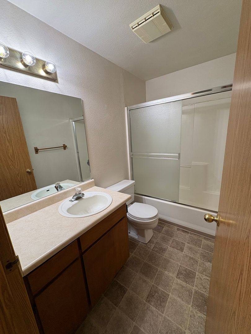Apartment for rent at 2050 Campus Dr, Medford, OR 97504