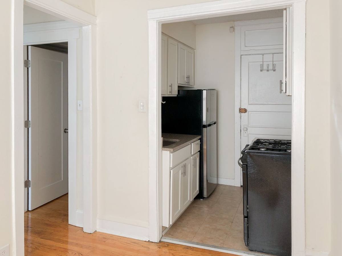 Apartment for rent at 512 W Cornelia Ave, Chicago, IL 60657