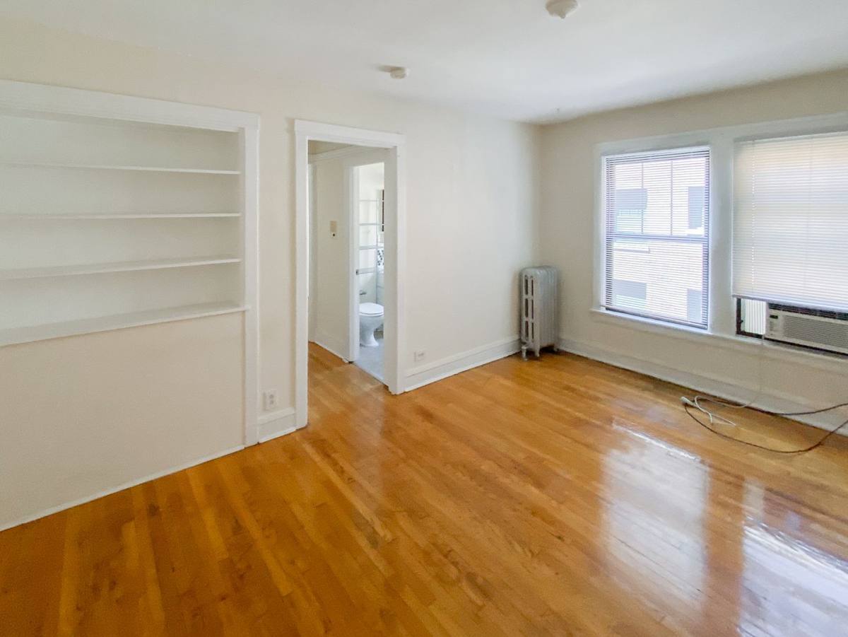 Apartment for rent at 512 W Cornelia Ave, Chicago, IL 60657