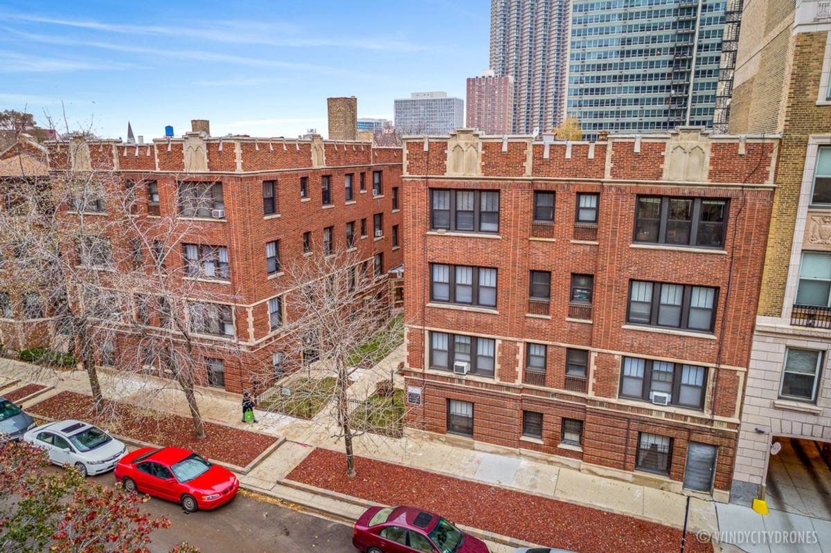 Apartment for rent at 512 W Cornelia Ave, Chicago, IL 60657