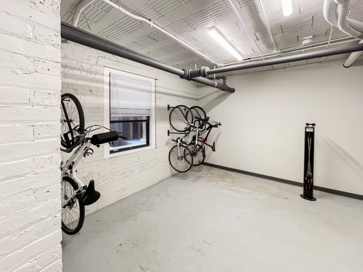 Apartment for rent at 512 W Cornelia Ave, Chicago, IL 60657